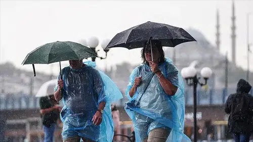 Sıcaklık düştü, yağış devam ediyor: İnsanlar yağmura böyle yakalandı