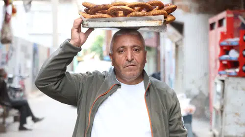 Sonuca kendisi bile inanamadı: 14 yıl hem simit sattı hem KPSS'ye girdi