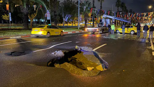 Sağanak yağış nedeniyle Vatan Caddesi'nde yol çöktü