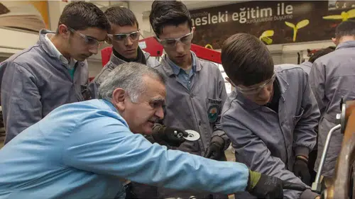 Böyle bir eğitim modeli mümkün mü: 1 gün okul 4 gün sanayi