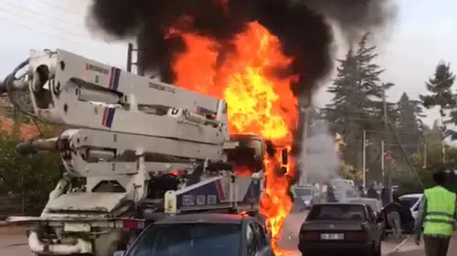 Konya'da beton pompası alev alev yandı, 2 otomobil zarar gördü