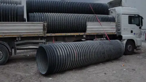 Üzerine 750 kilo plastik boru düşen sürücü ağır yaralandı