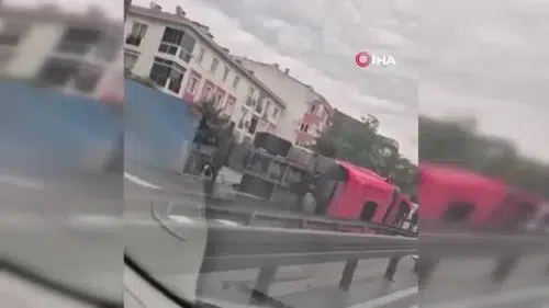 Tır E5'e böyle devrildi, felaket ucuz atlatıldı