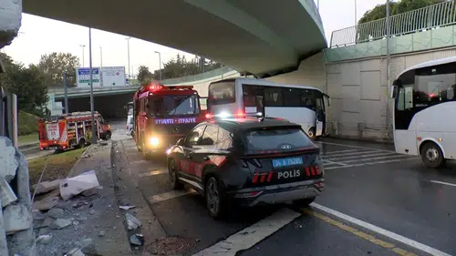 Çevik kuvvet otobüsü üst geçide çarptı: Yarılanan polisler var