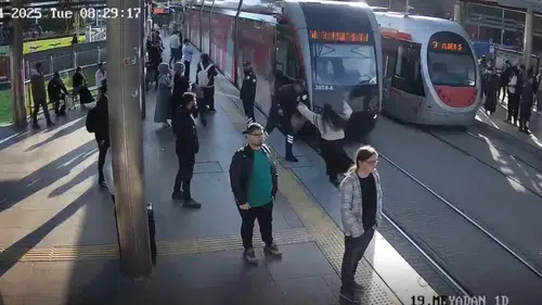Güvenlik görevlisi genç kızı tramvayın altında kalmaktan böyle kurtardı