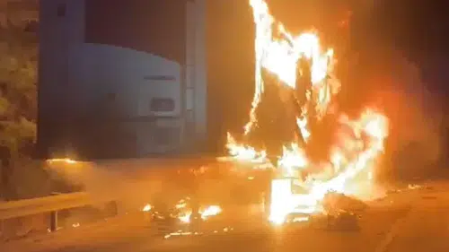 Kilolarca et küle döndü: Et yüklü tır dorsesi böyle yandı