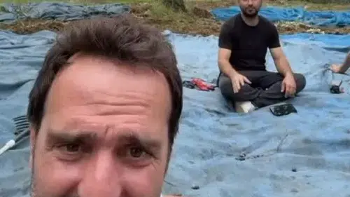 Çakallarla Dans’ın Köfte Necmi’si ilk zeytin hasadını yaptı