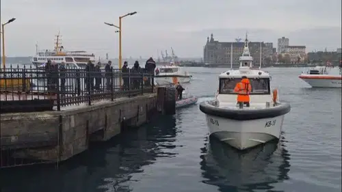 İskelede facia: Arkadaşları için denize atladılar: Bir ölü, üç yaralı