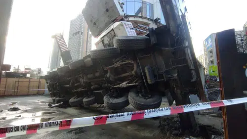 Rezidans inşaatında vinç böyle devrildi
