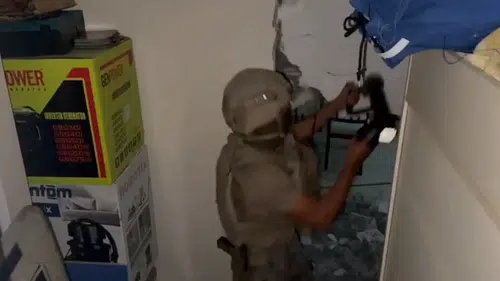 Polisler şaşkına döndü: Duvara örülen gizli bölmedeki dolaptan 2 kişi