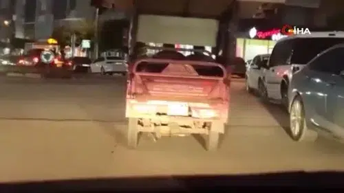 Motosikletle üçlü koltuk taşıdı: O anlar kamerada