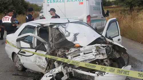 Otomobil ile kamyonet kafa kafaya çarpıştı: Ölü ve yaralılar var