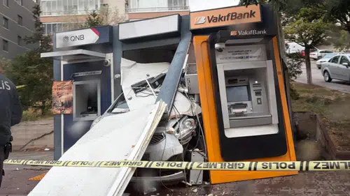 Para çekecekti: ATM'ye arabayla girince durum böyle değişti