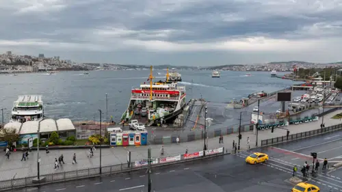 Sirkeci'de feribot iskeleye böyle çarptı: İnsanlar o anları film gibi izledi