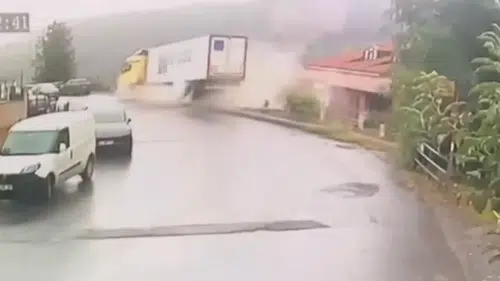 Felakete ramak kaldı: O korkunç kaza kameraya yansıdı
