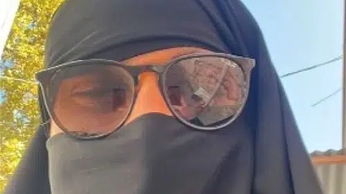Çarşafla gezen erkek herkesi şaşırttı: Polisin gözünden kaçmadı