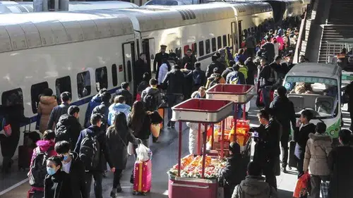 Çin'de demir yollarında günlük yolcu rekoru kırıldı: Adeta bir ülke taşındı