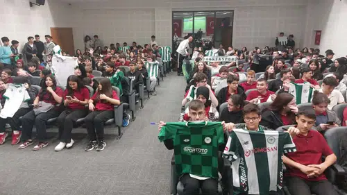 Futbol yıldızları Konya lisesinde öğrencilerle buluştu