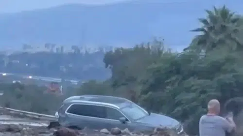 Heyelan faciası: Otoyol kapandı