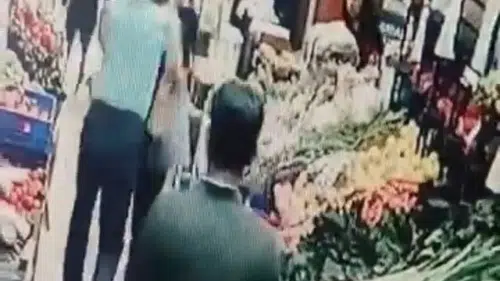 Alışveriş yapan kadına yumruklu saldırı