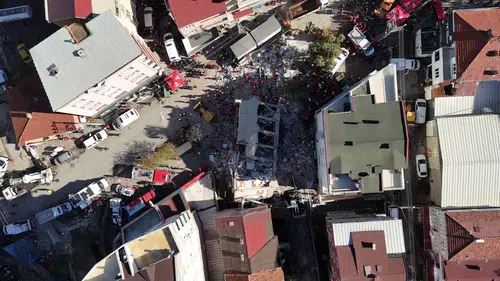 Gebze'deki facia: Çöken 7 katlı bina enkazından 1 çocuğun cansız bedeni çıkarıldı