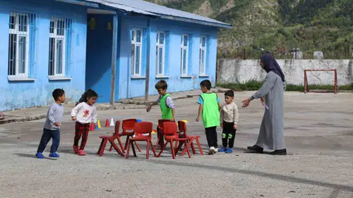 5 öğrenci 2 öğretmen: Her şey bir harf öğretmek ve öğrenmek için