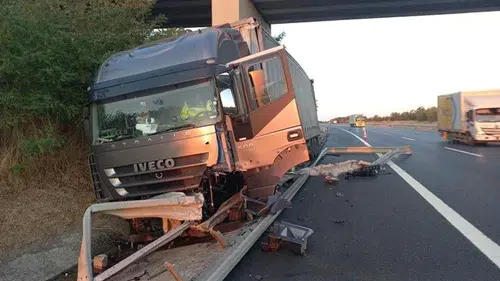 TIR ok gibi saplandı: TEM'de feci kaza