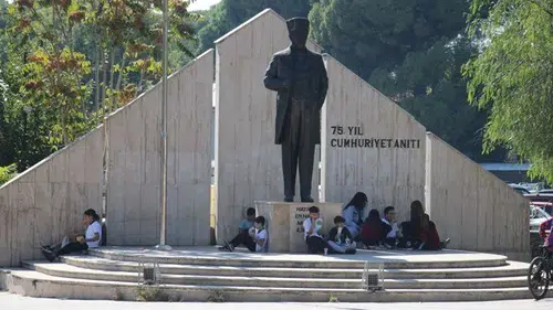 Okul yemekhanesine alınmadılar: Öğrenciler yemeklerini sokakta yiyor