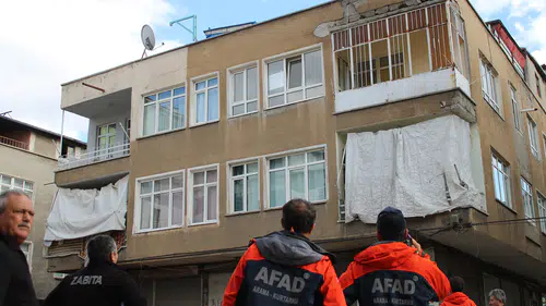 3 katlı bina yıkılma tehlikesi nedeniyle boşaltıldı