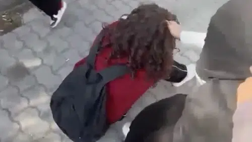 Şiddet okullara yayıldı: Kız öğrencilerin kavgası kamerada