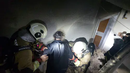 Alevlerin arasından insanları böyle kurtardılar: Kahraman itfaiyeciler