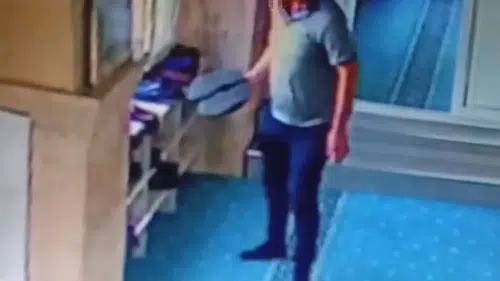 Önce tövbe etti: Camide ayakkabıları tek tek inceleyip beğendiğini çaldı