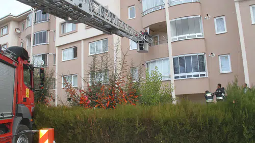 Konya'daki bir binada yangın çıktı: Merdiven ile tahliye edildi