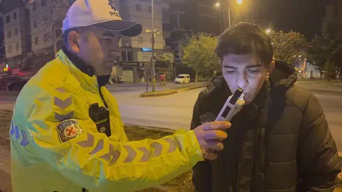 Direksiyon başında uyuyan alkollü sürücü, kaza sonrası da uyumaya devam etti