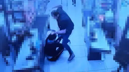 Markette "şeker dökme" diye uyarınca darbedildi: O anlar kamerada