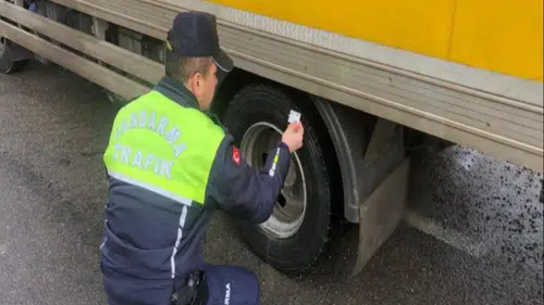 Binlerce sürücüyü ilgilendiriyor: Kış lastiği olmayan yola devam edemeyecek