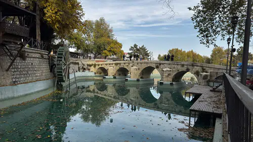 Konyalılar tarihi köprüye akın etti: Sonbahar fotoğrafları çekildi