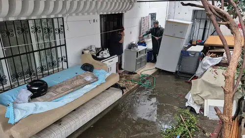 Yağmur sel oldu aktı: Sel suları evleri bastı