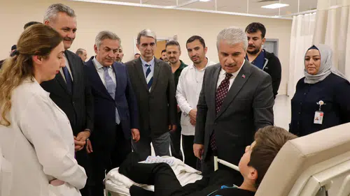 Vali Akın, Konya Şehir Hastanesi'nde yaralı öğrencileri ziyaret etti