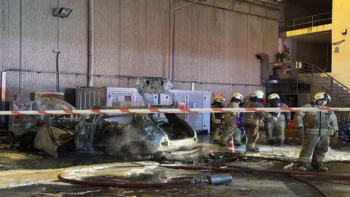 Şarjda olan elektrikli araç alev alarak patladı: O anlar kameraya yansıdı