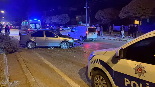 Konya'da kontrolden çıkan otomobil refüje çarptı: 1 yaralı
