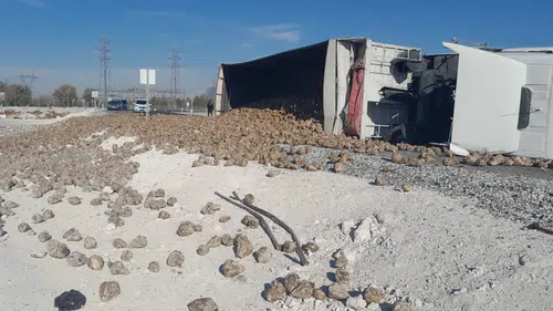 Konya'da tır devrildi: Her yere pancar saçıldı