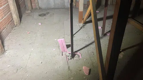 Yıldırım 4 katlı binanın çatısını deldi: Mahalleli sokağa döküldü