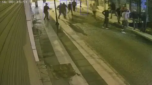 Sokak ortasında dehşet kamerada: 10 kişi bir kişiyi dövdü