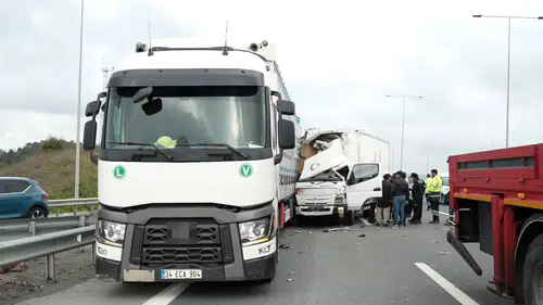 Otoyolda geri geri gelen tıra kamyonet çarptı: 1 ölü, 1 yaralı