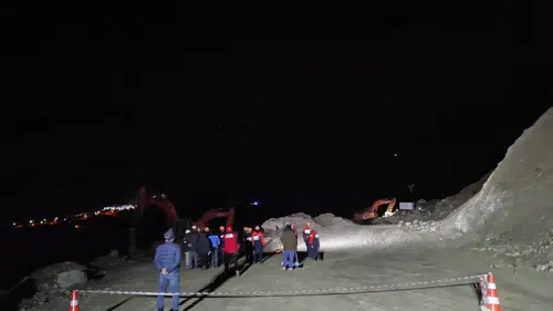 Maden ocağında göçük: Göçük altındaki şantiye müdürüne ulaşılmaya çalışılıyor