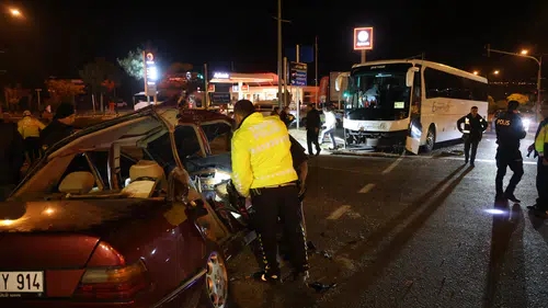 Turistleri taşıyan otobüs ile otomobil çarpıştı: 2 ölü, 3 yaralı
