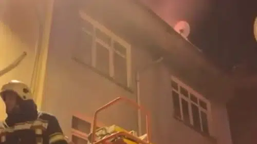4 katlı apartmanda yangın paniği: Alevler her yeri sardı