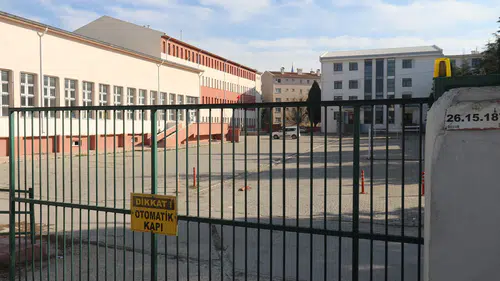 Yediği gıdadan zehirlenen lise öğrencisi hastaneye kaldırıldı