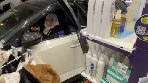 Kadın sürücü kozmetik mağazasına arabayla daldı